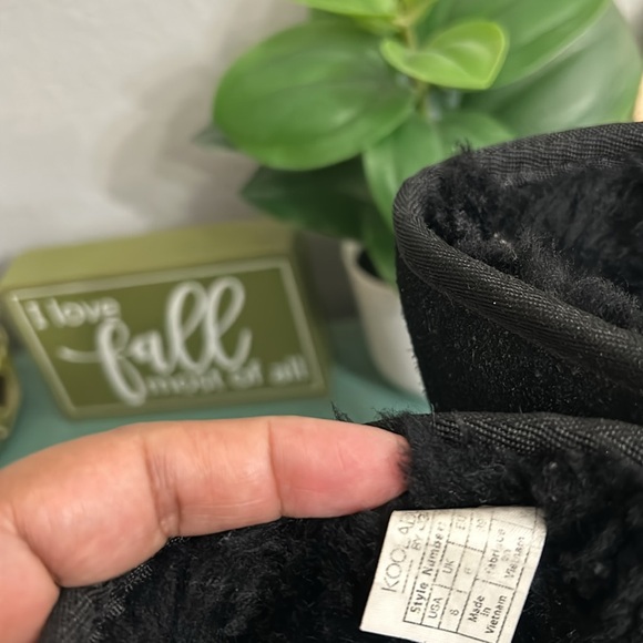 Women Nice cozy boots in good used condition SZ 8 box 36